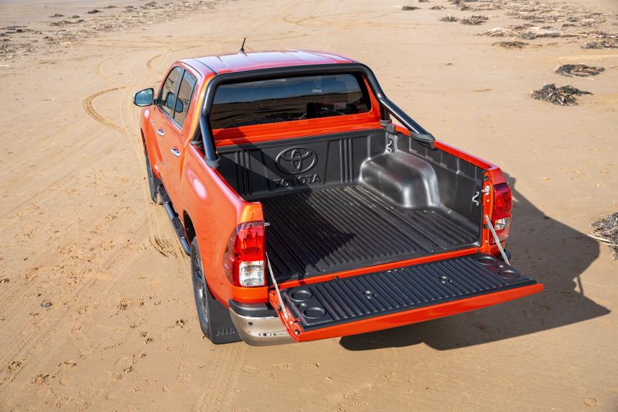  Toyota Hilux Invincible X Double Cab 2018 года  (UK) (фото 17 из 40)
